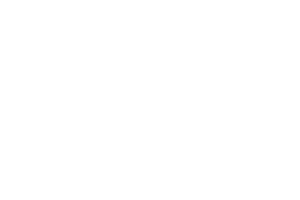 Kristallklare Gin-Flasche (Souvereign) vor dunklem Hintergrund mit Kantenlicht.