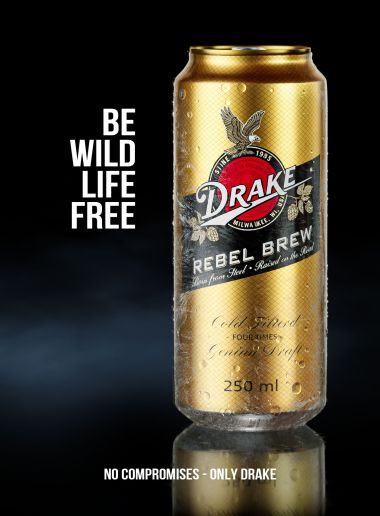 Nahaufnahme einer Bierdose mit realistischen Wassertropfen (Kondenswasser) und metallischer Textur.