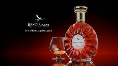 High-End 3D-Rendering einer Cognac-Flasche mit komplexer Lichtbrechung (Caustics) im Glasboden.