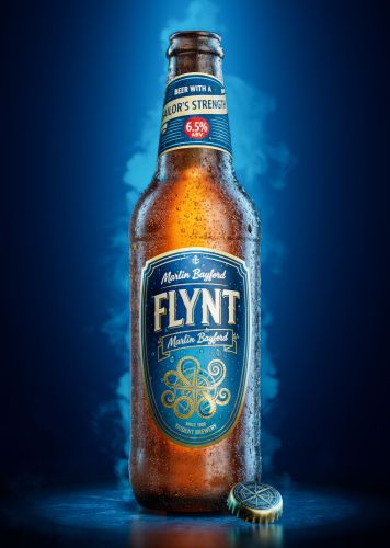 3D-Produktvisualisierung einer Craftbeer-Flasche mit Fokus auf Label-Design und Glas-Reflexionen.