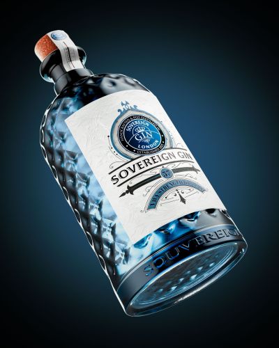 Kristallklare Gin-Flasche (Souvereign) vor dunklem Hintergrund mit Kantenlicht.