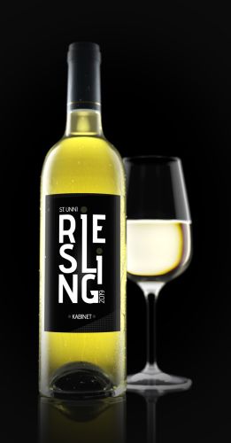 Riesling Weißweinflasche mit Weißweinglas daneben
