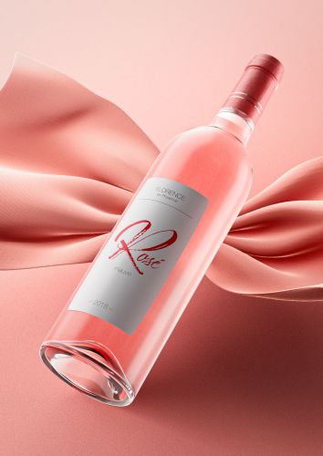 Elegante Produktvisualisierung einer Rosé-Flasche (Velveet) mit weichem Studio-Licht.