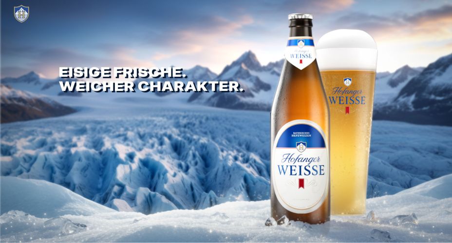 Inszenierung von Weißbierglas und Flasche in einer kühlen Gletscher-Landschaft zur Visualisierung von Frische.