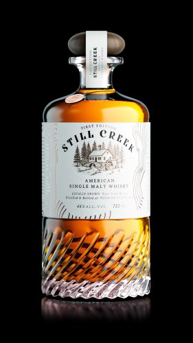 3D-Darstellung einer Whisky-Flasche (Still Creek) mit Fokus auf die bernsteinfarbene Flüssigkeit und Glasveredelung.