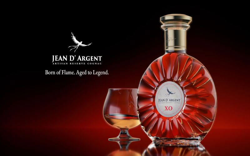 High-End 3D-Rendering einer Cognac-Flasche mit komplexer Lichtbrechung (Caustics) im Glasboden.